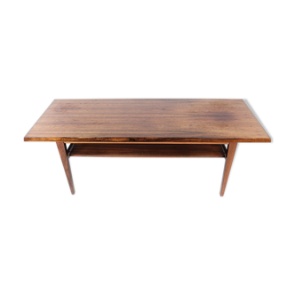 Coffee table in rosewood with shelf, of danish design from the 1960s