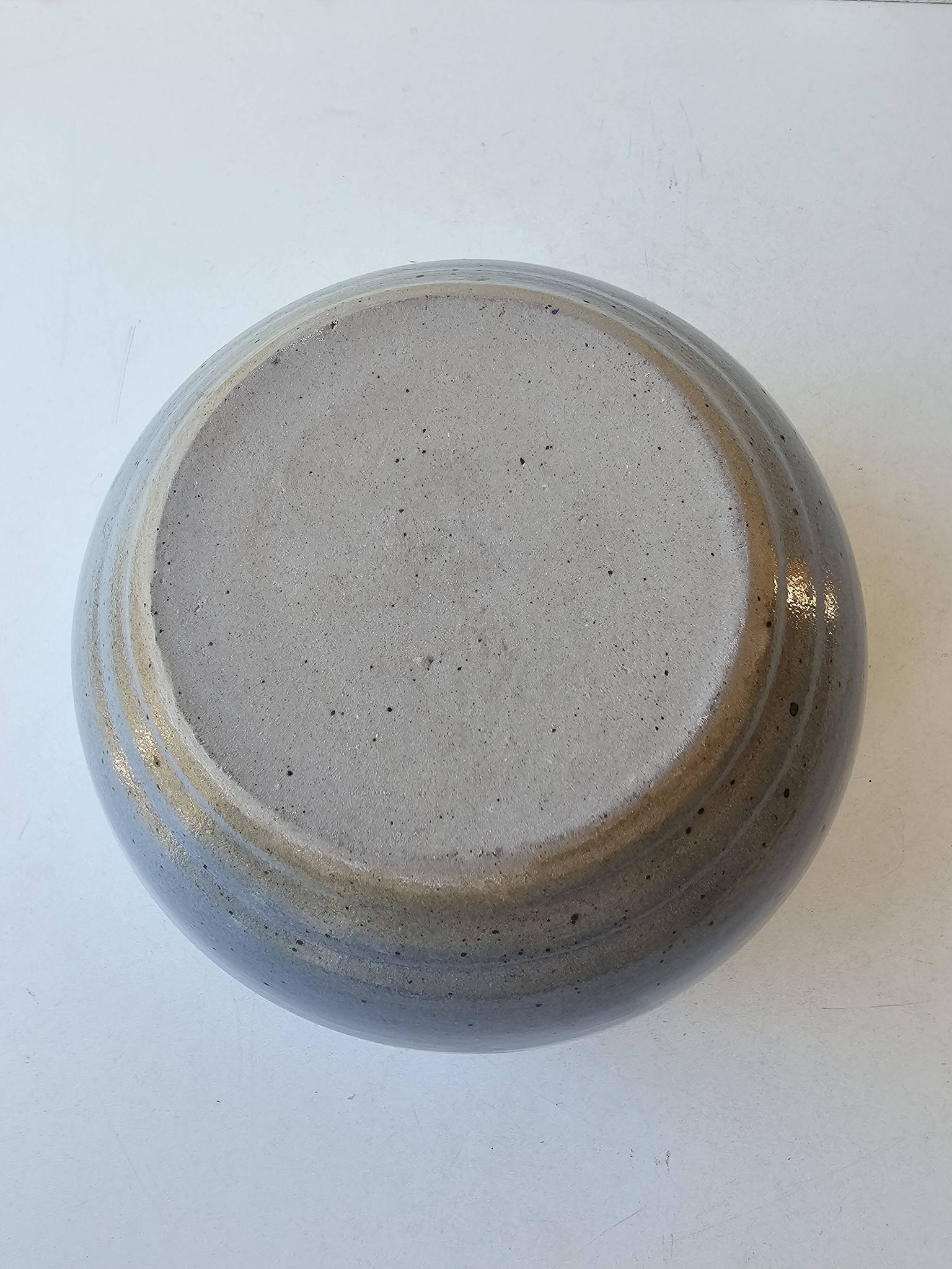 Vase boule en céramique couleur bleue Non signé