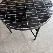 Table basse ronde en zellige noir – Design marocain artisanal 60 cm