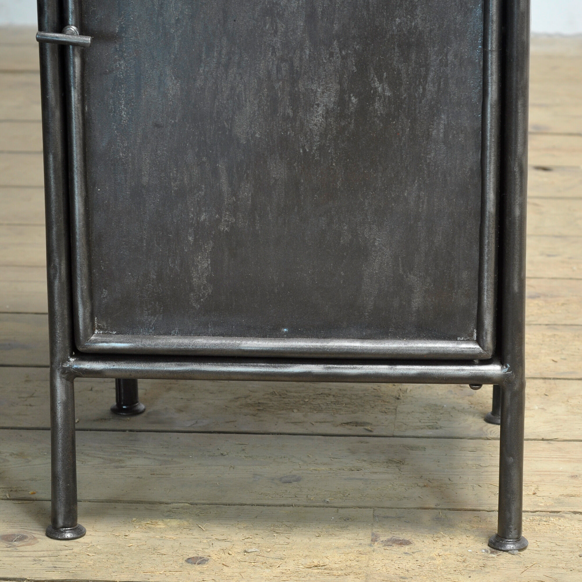 Table de chevet en fer, vers 1920