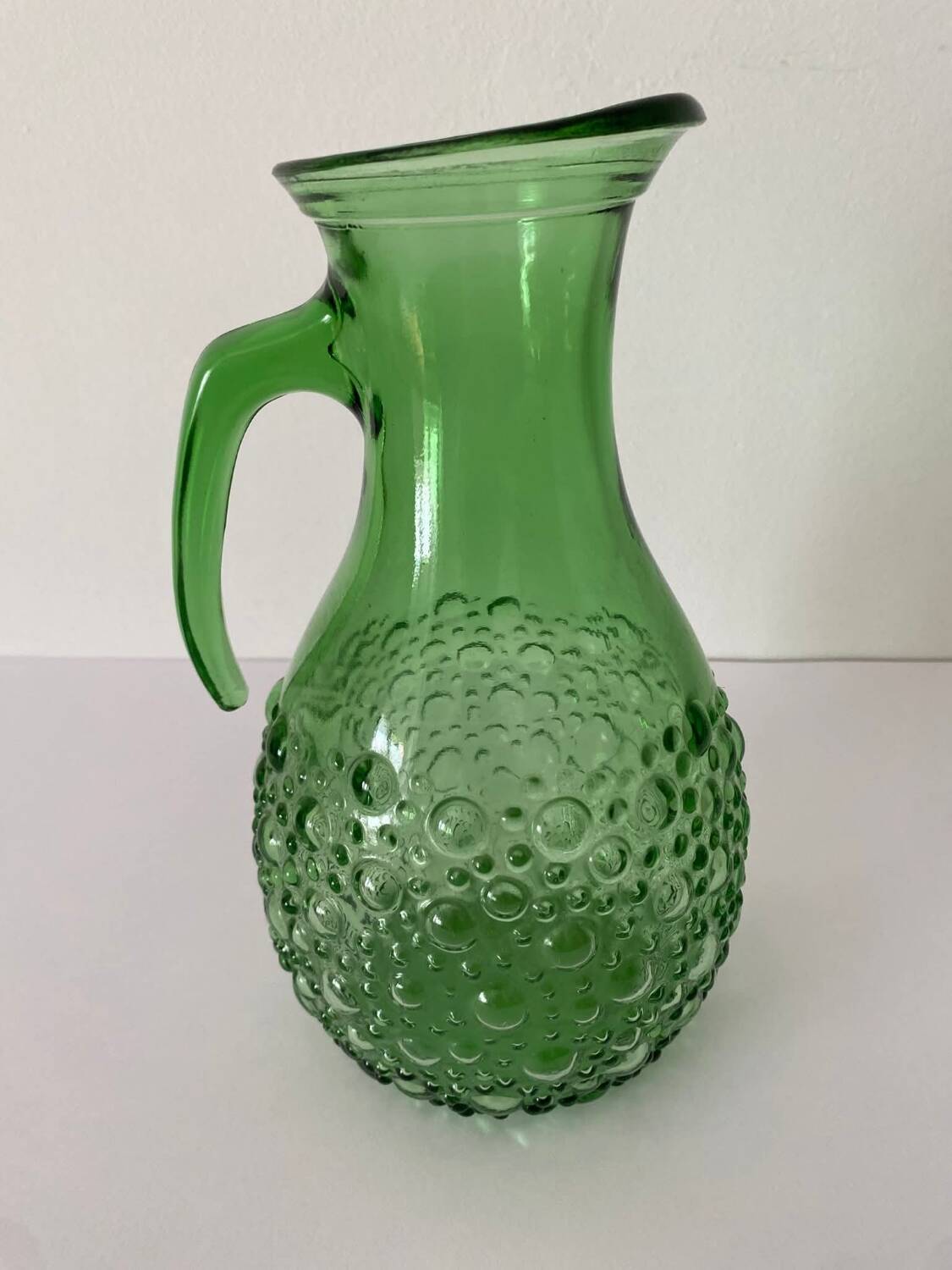 Pichet en verre vert décoré de bulles