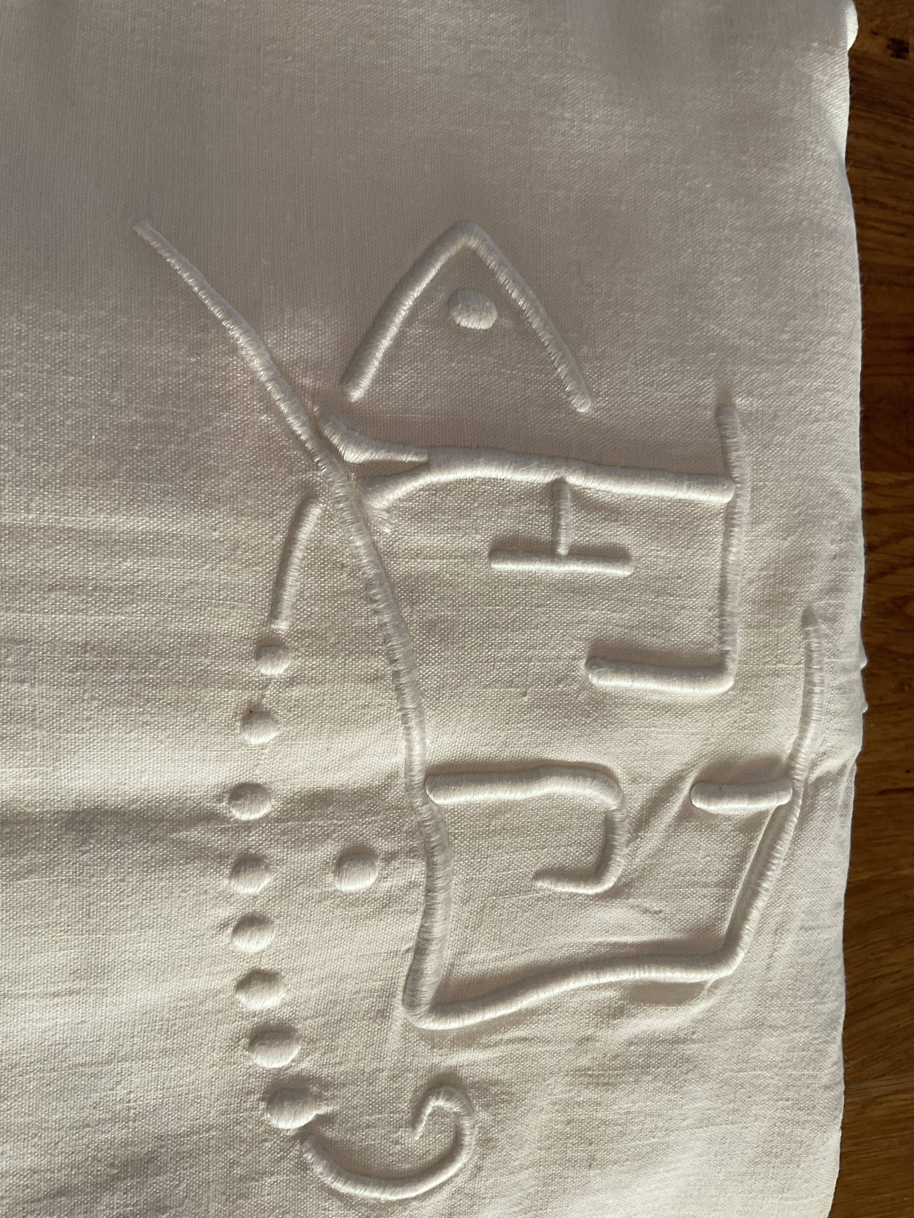 Drap brodé ancien monogramme FD