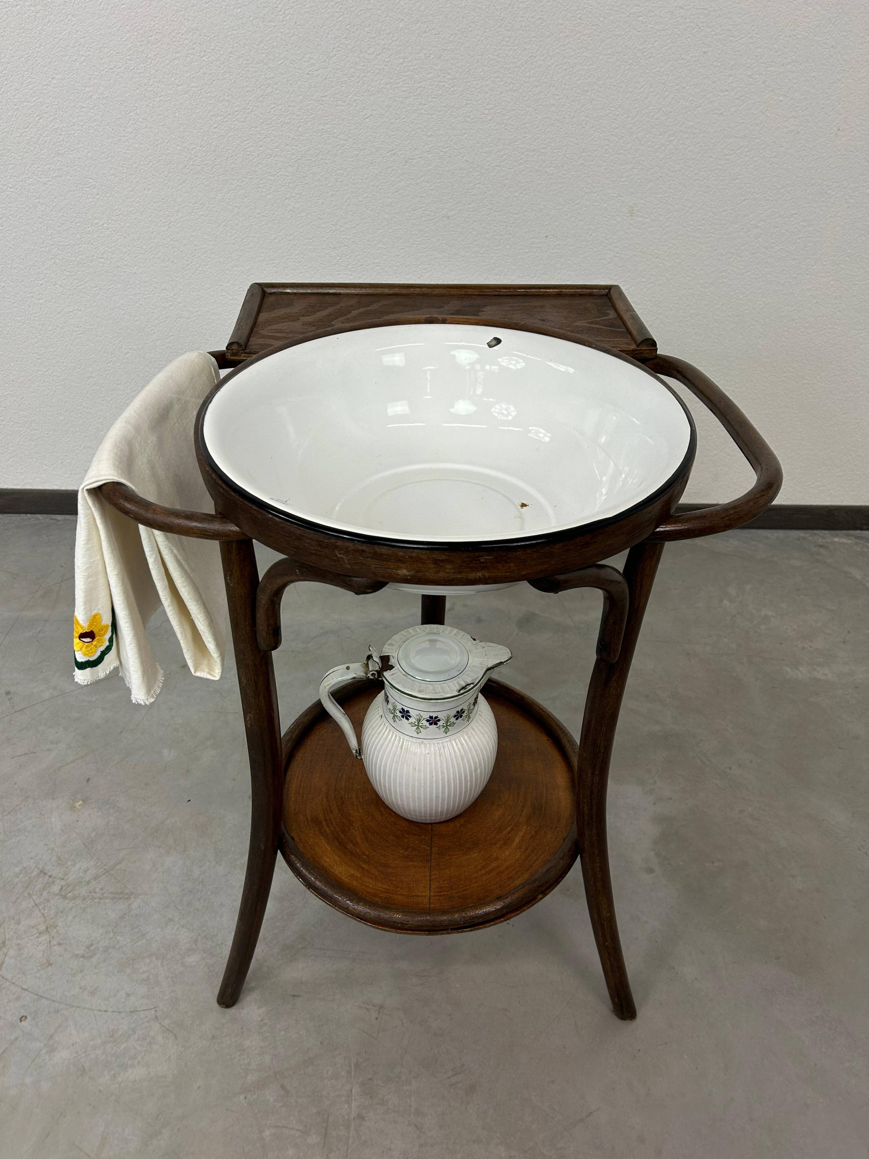 Laundry Thonet no.2