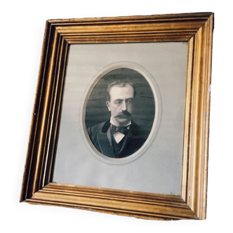 Portrait d’homme élégant signé et daté de 1877 dans son cadre en plâtre doré.