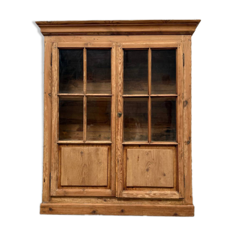 Chic display cabinet in pine (renovated)