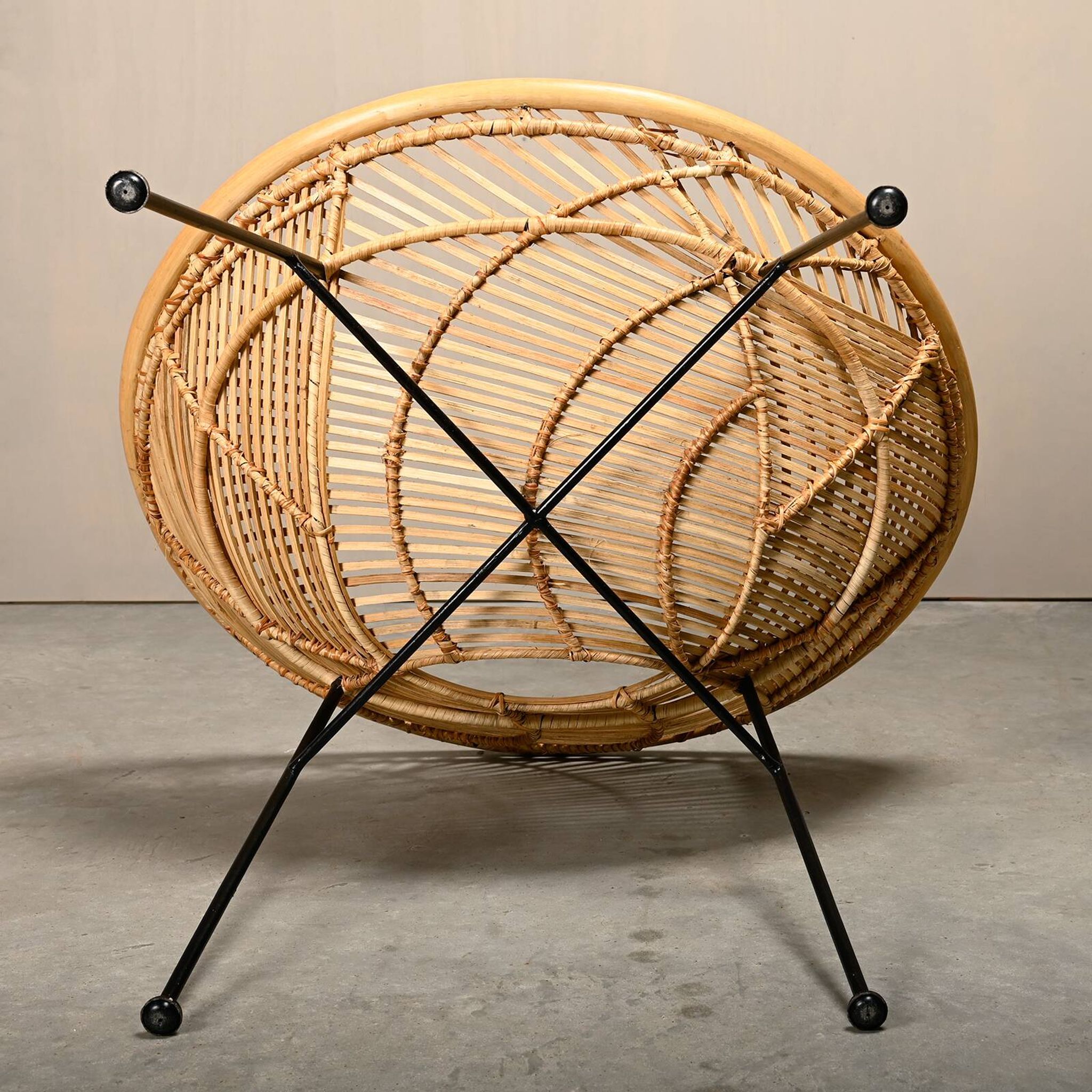 Fauteuil corbeille en rotin et métal noir