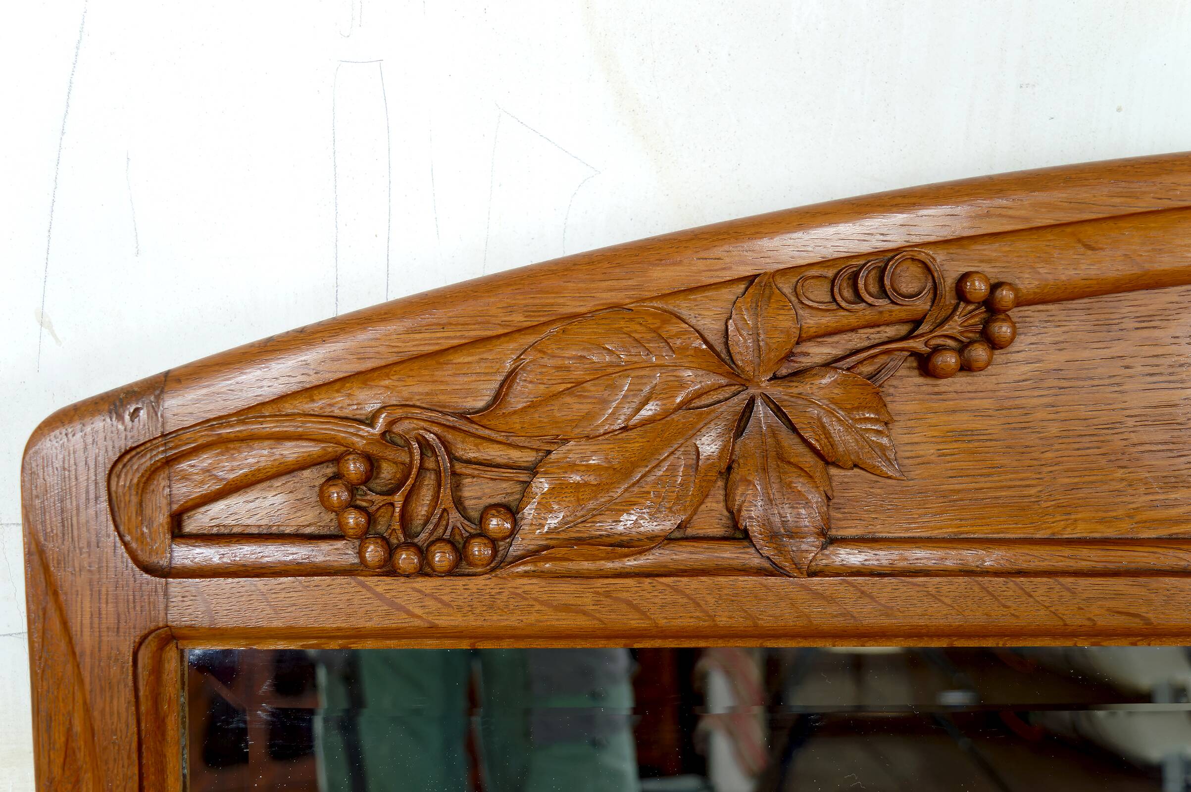Important carved oak mirror, Art Nouveau, Circa 1910