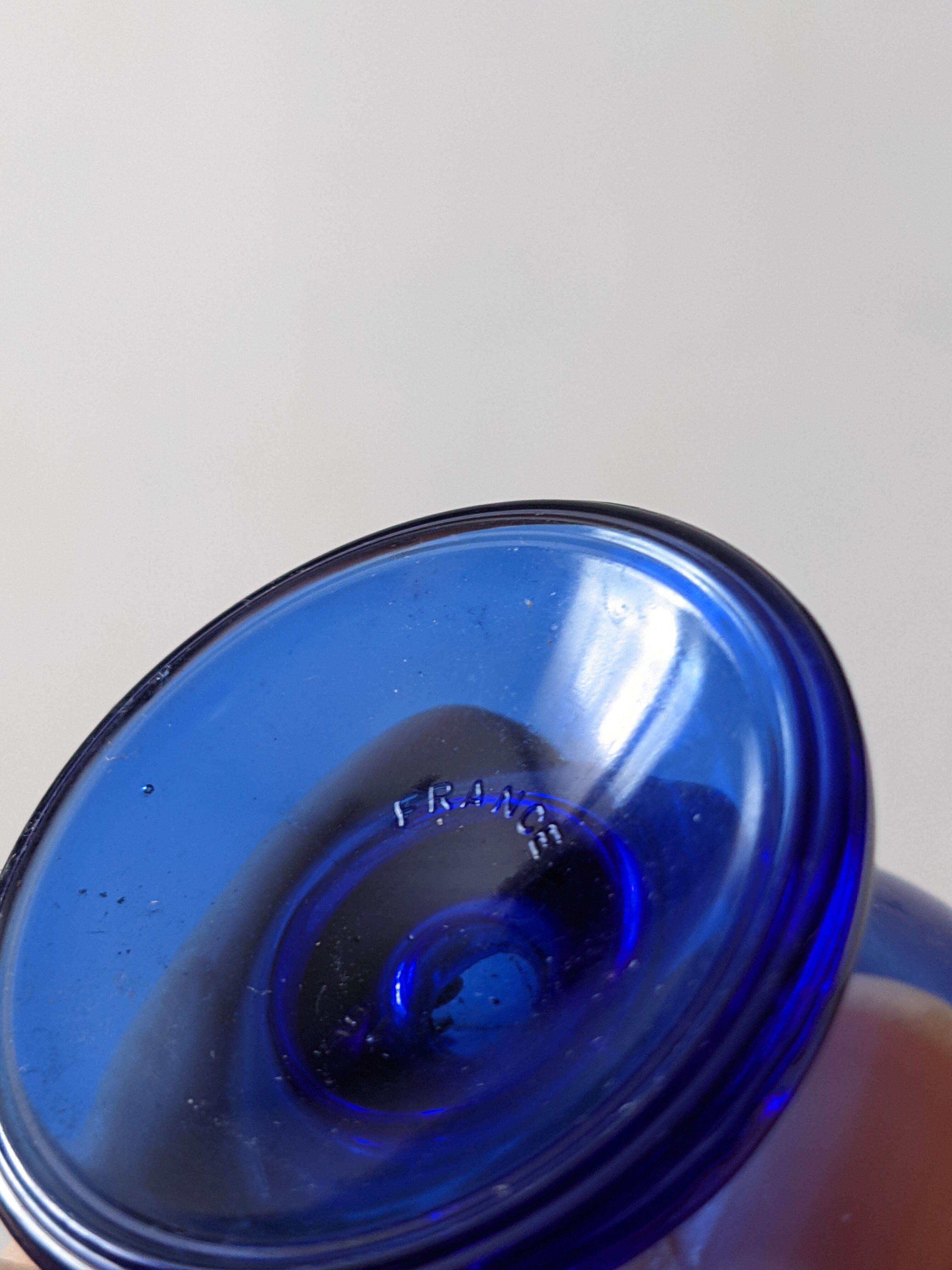 Blue shells Arcoroc France of the 70s French manufacture Height: 5 cm Diameter: 5.5 cm