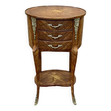 Table d'appoint à 3 tiroirs en bois de rose et chêne, travail des années 70 de style Louis XV