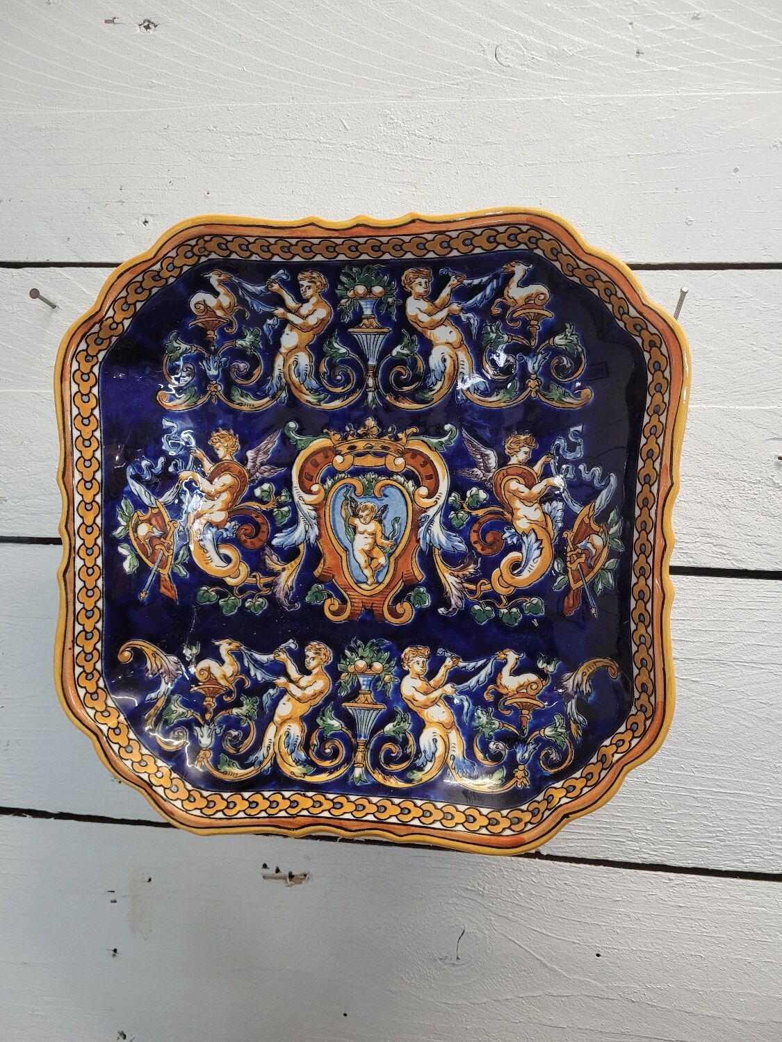 Hollow dish of Gien with Renaissance decoration