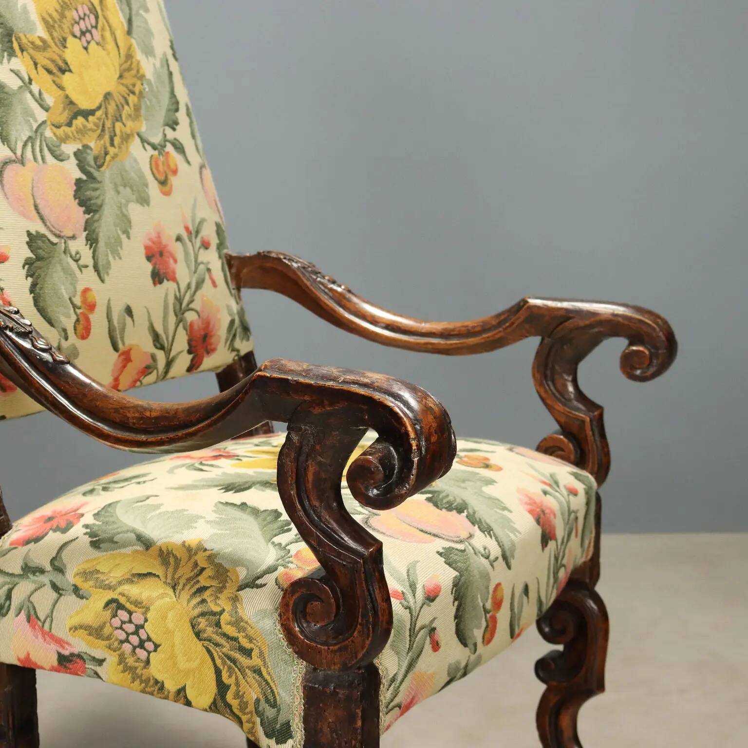 Fauteuil baroque ancien en noyer et tissu, Italie, XVIIIe siècle