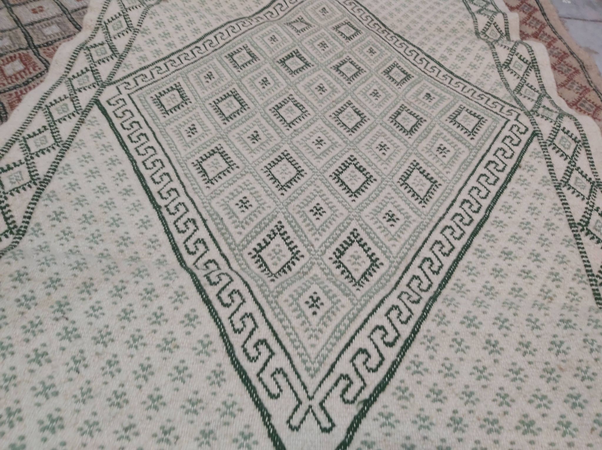 Tapis traditionnel blanc et vert fait main en pure laine