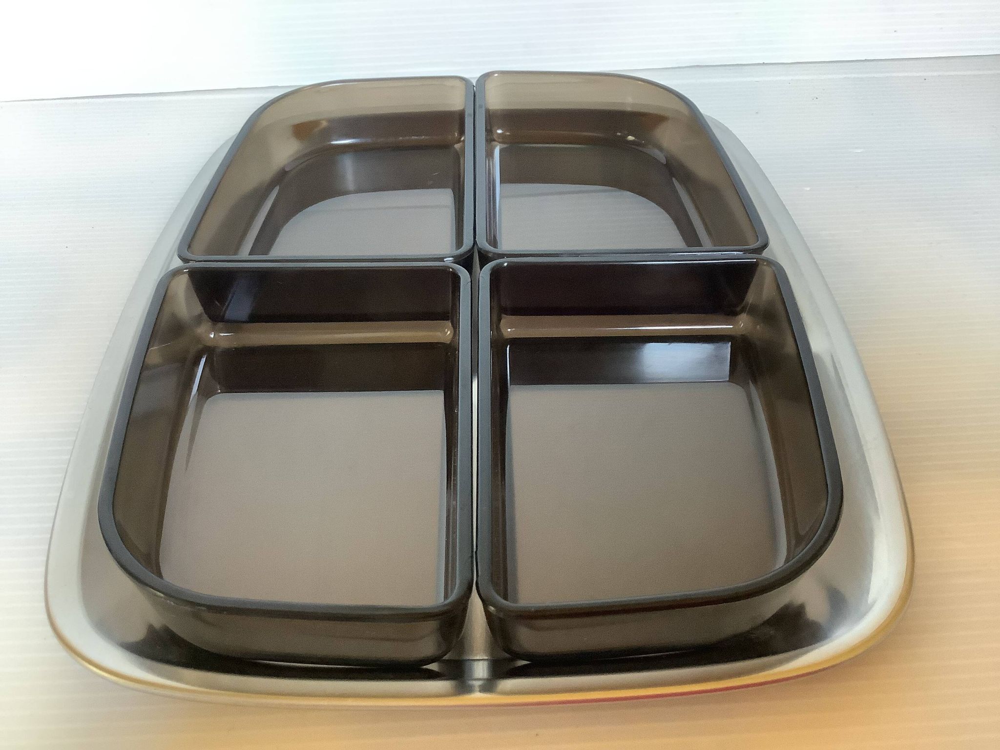 Serviteur plat apéritif avec quatre ramequins