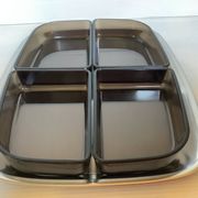 Serviteur plat apéritif avec quatre ramequins