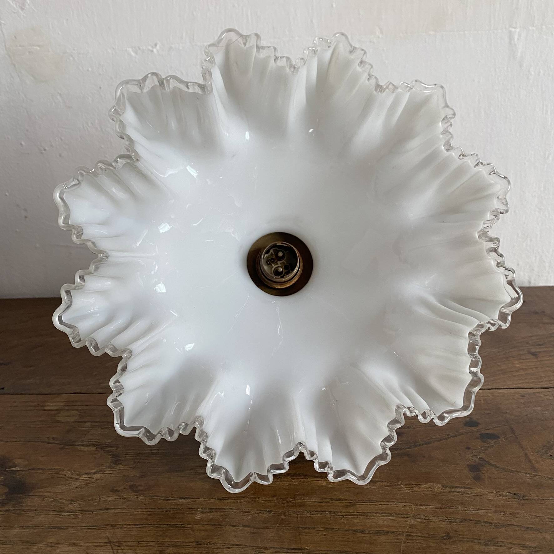 Ancien plafonnier opaline dentelée