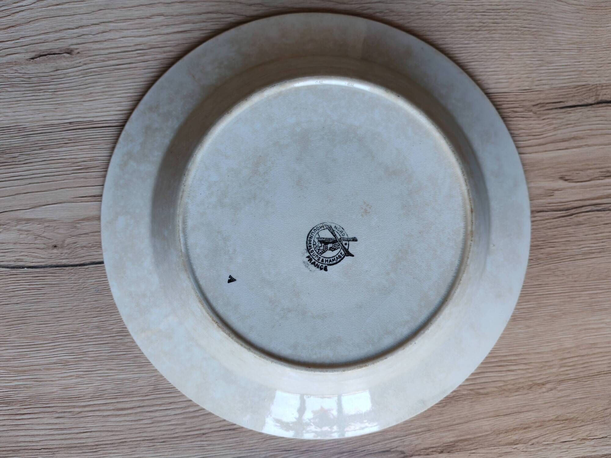 Hollow plate Moulin des Loups Hamage France, blue and white swan decoration.