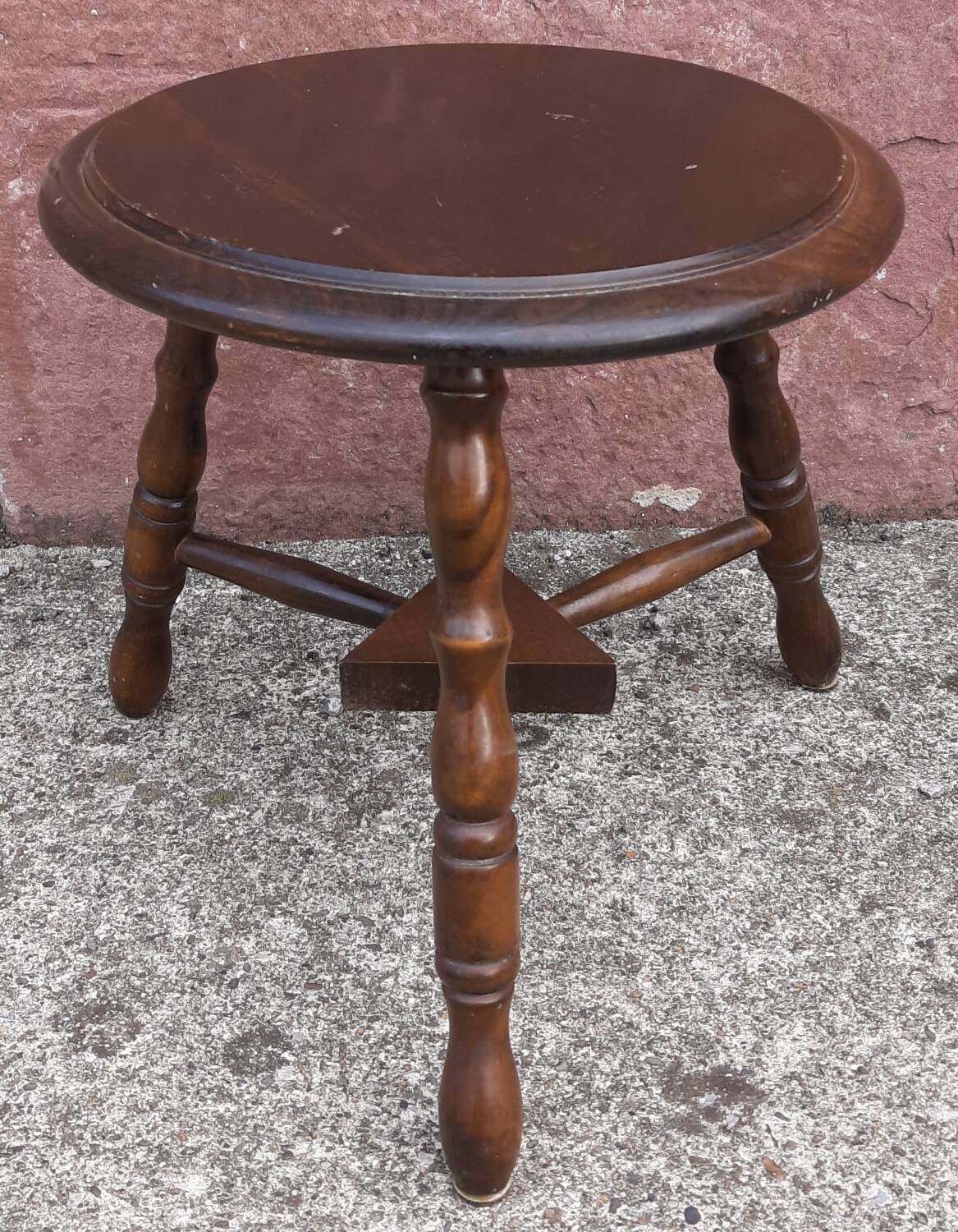 Tabouret bas tripode en bois.