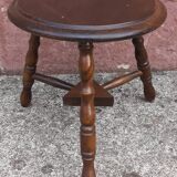 Tabouret bas tripode en bois.