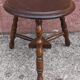 Tabouret bas tripode en bois.