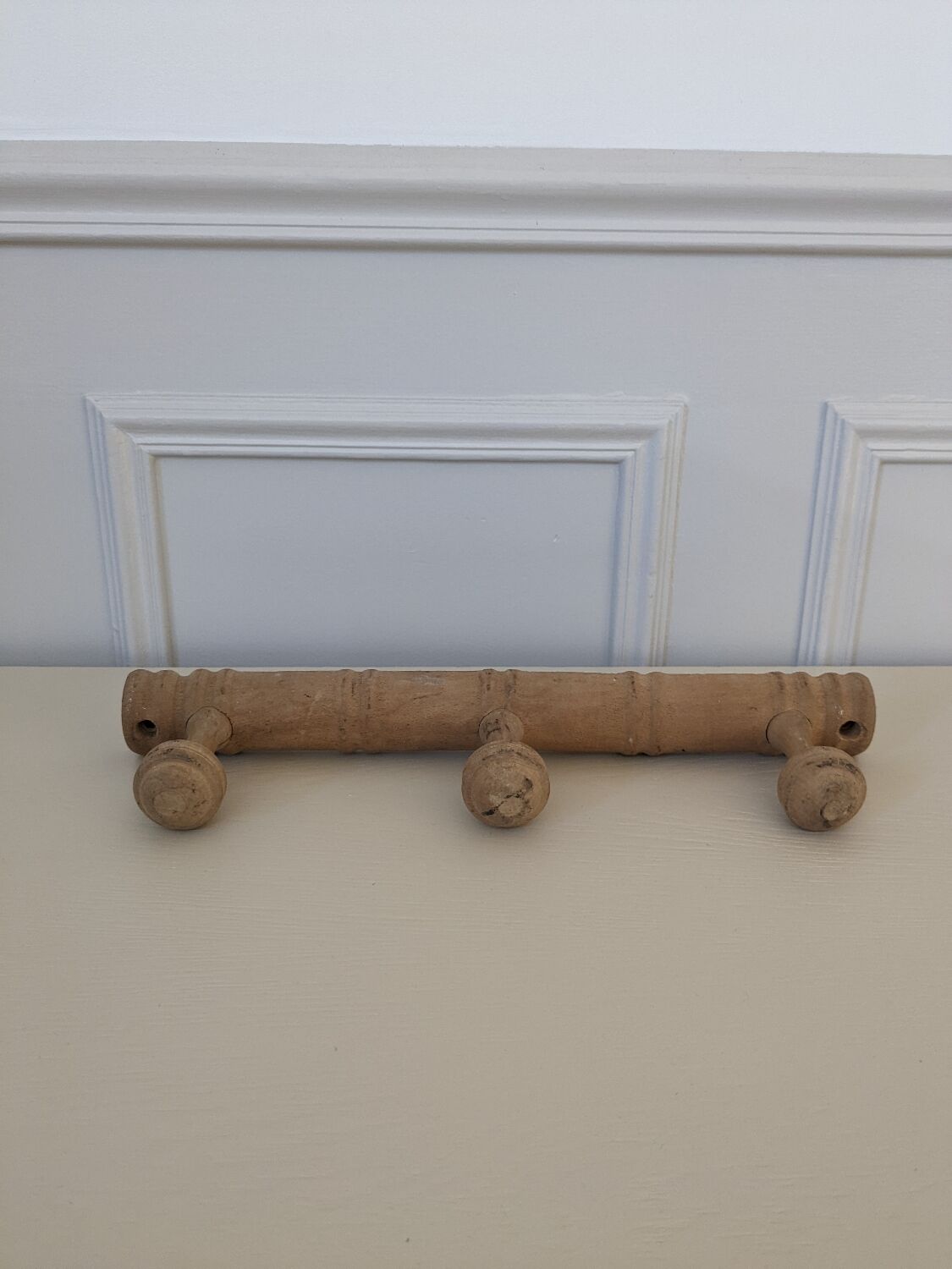 Wall-mounted coat rack with 3 hooks