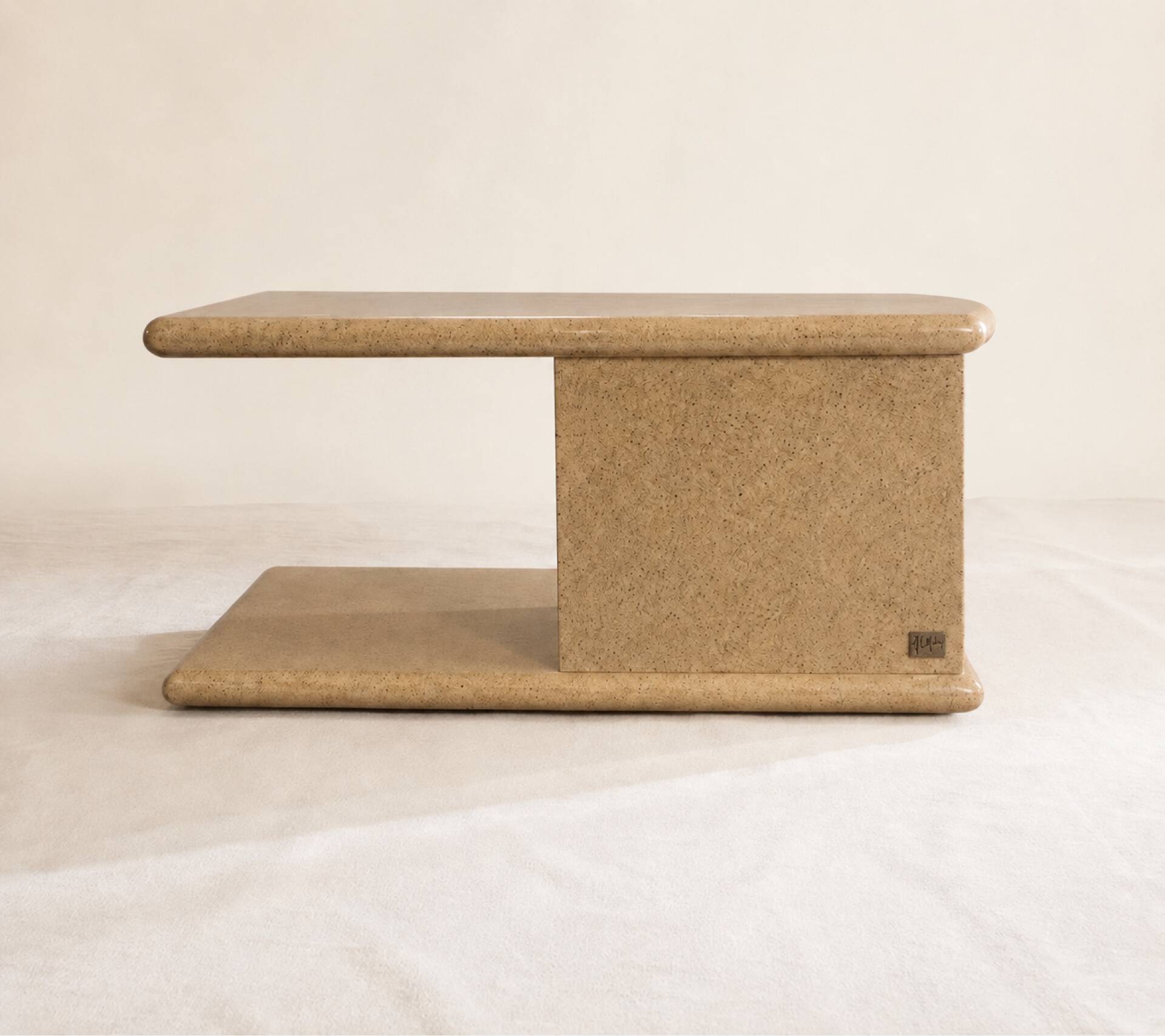 Table d’appoint signé Jean-Claude Mahey bois et résine mouchetée beige