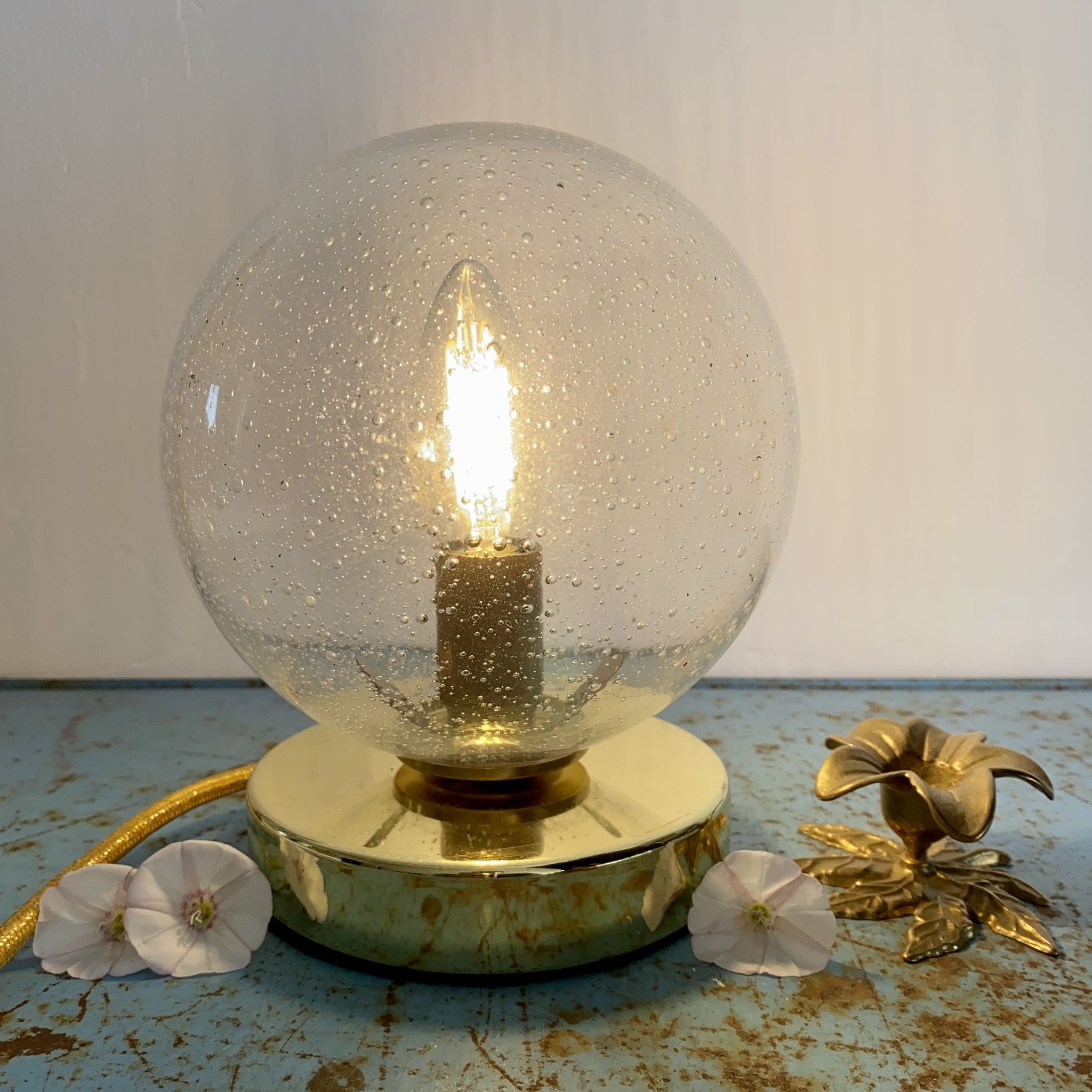 Lampe à poser globe vintage en verre bullé