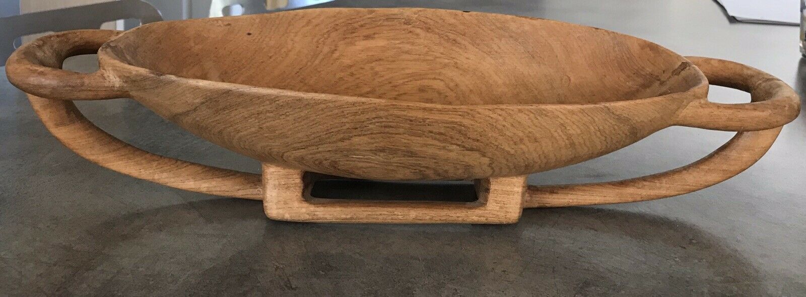 Carved wooden flat-plated - artisanal tribal art African cuisine