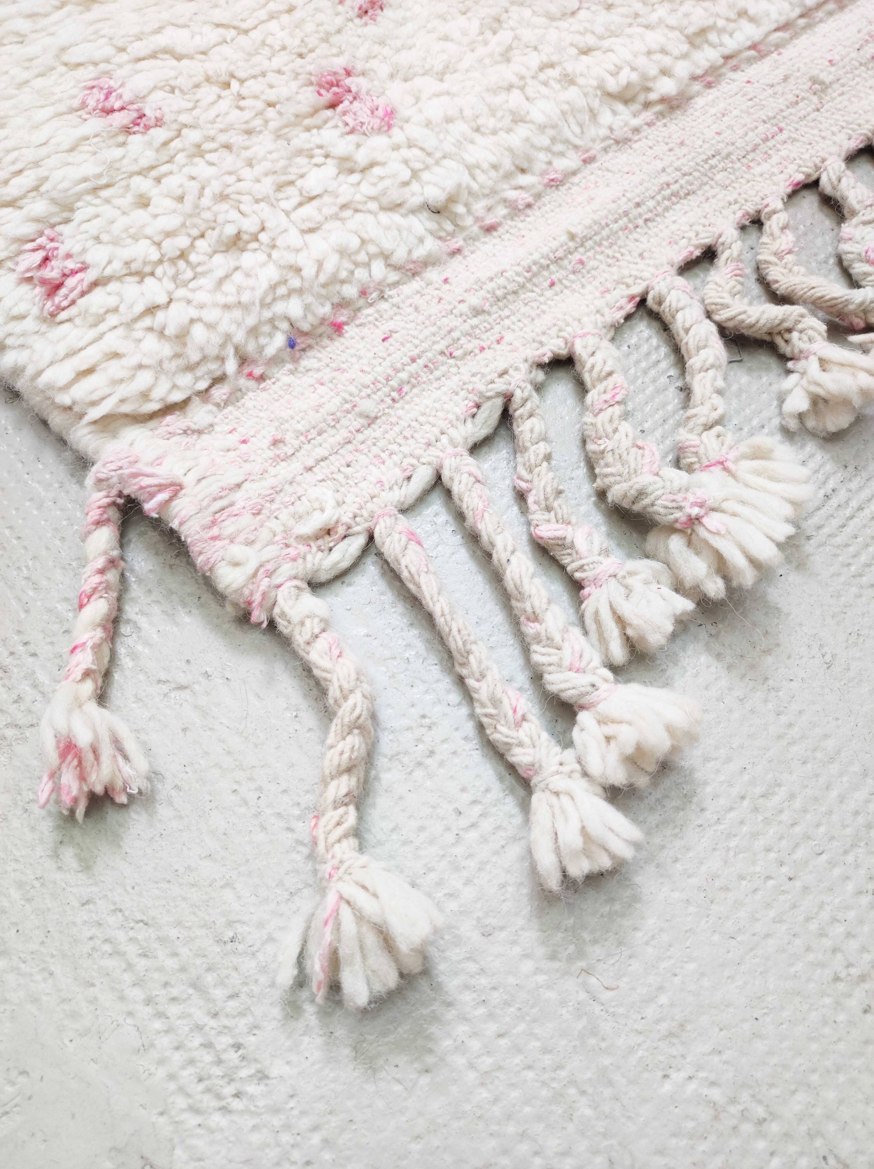 Beni Ouarain Berber rug with pink polka dots