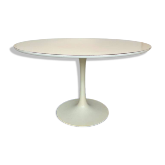 Table à manger blanche pied tulipe attribuée à Maurice Burke