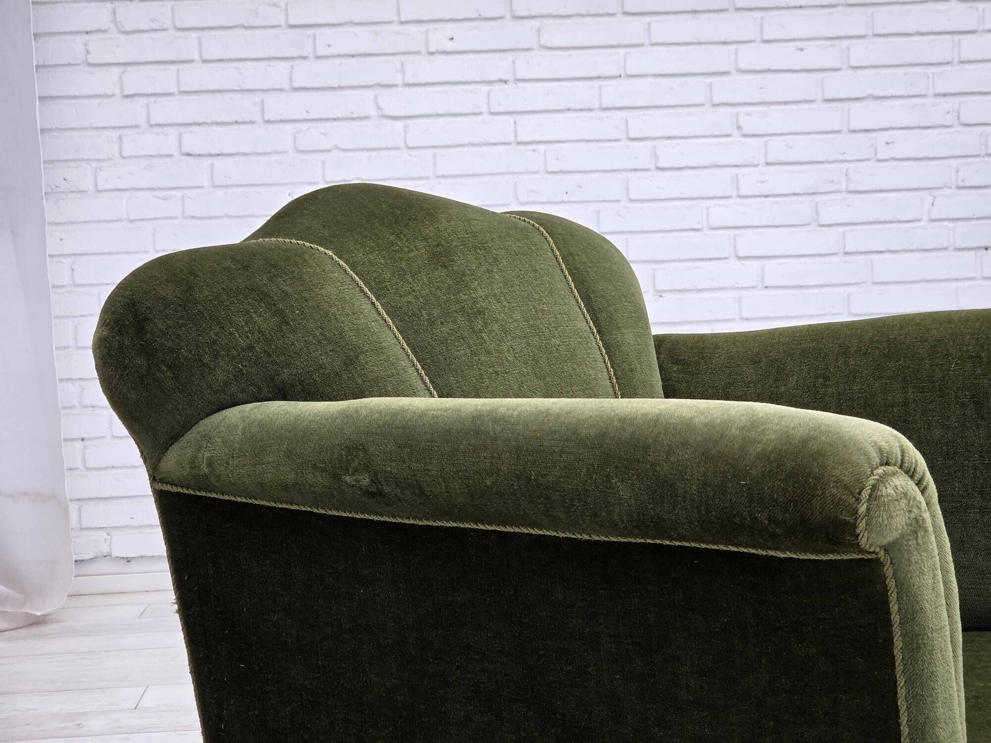 Fauteuil danois des années 1950, velours vert, pieds en frêne.