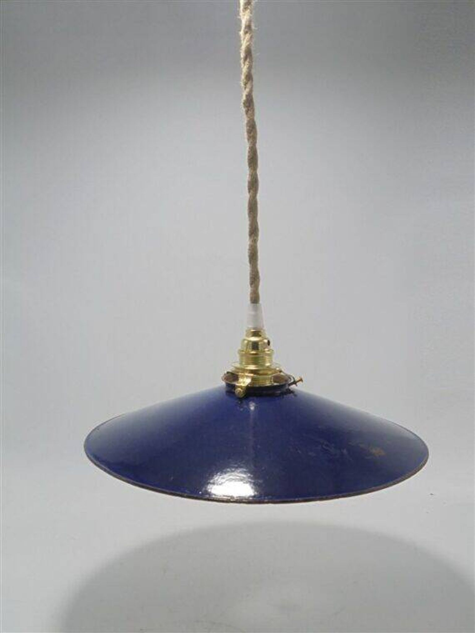 Suspension in blue enamelled sheet metal