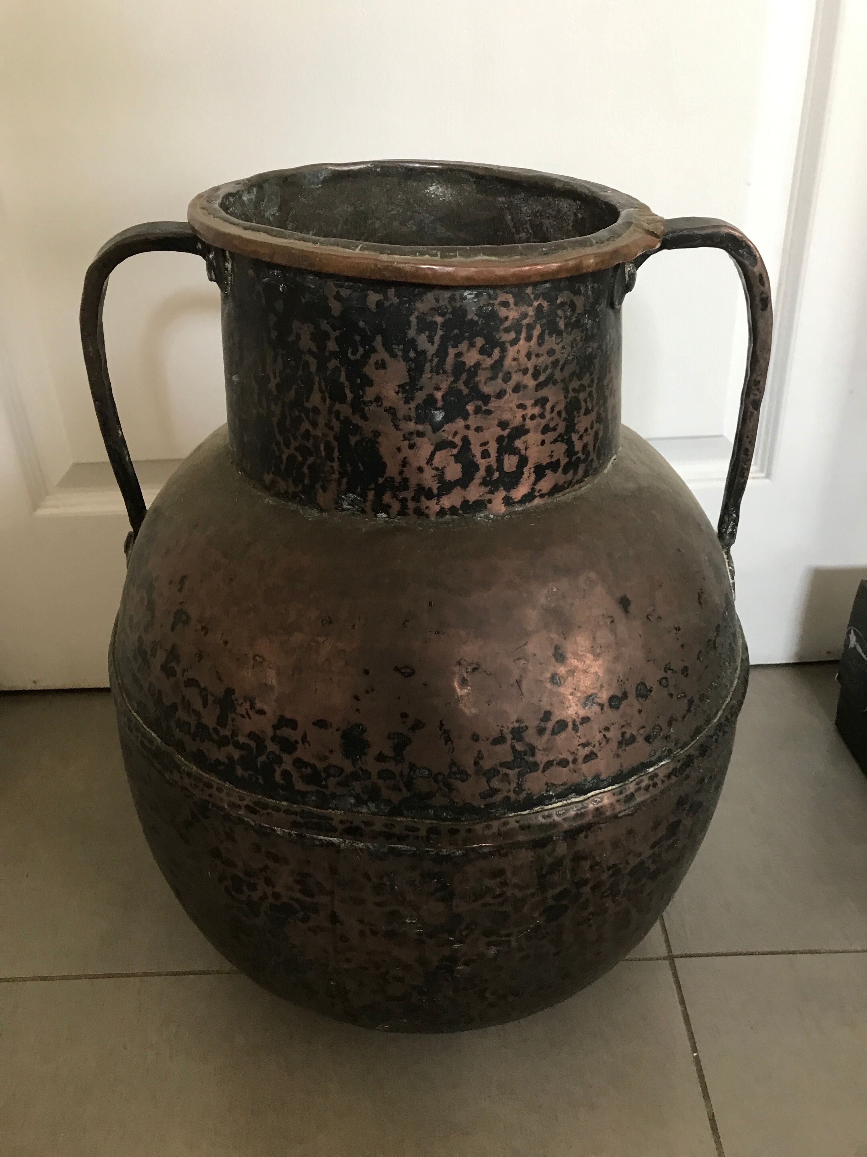 Jar jug with old coves in hammered copper middle east deco xixème