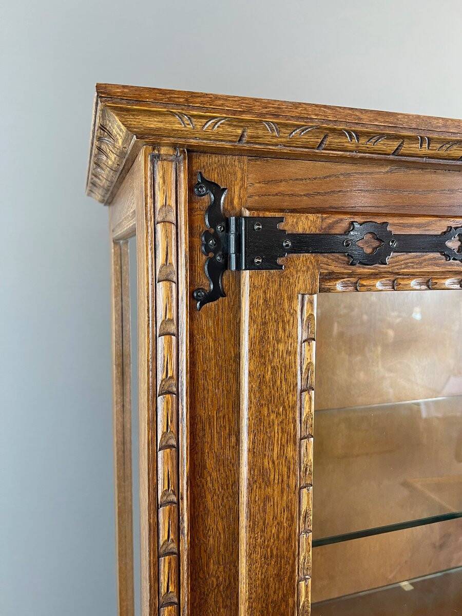 Carved oak display case, Neo-Renaissance style, 20th century
