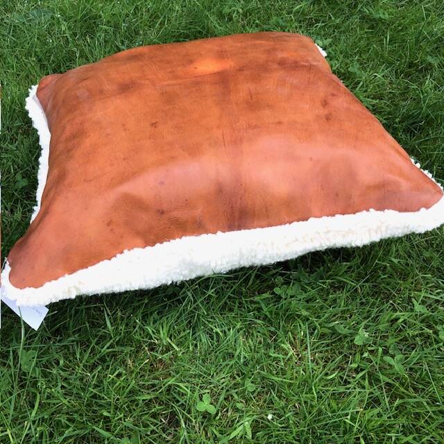 Leather cushion / béni ourain