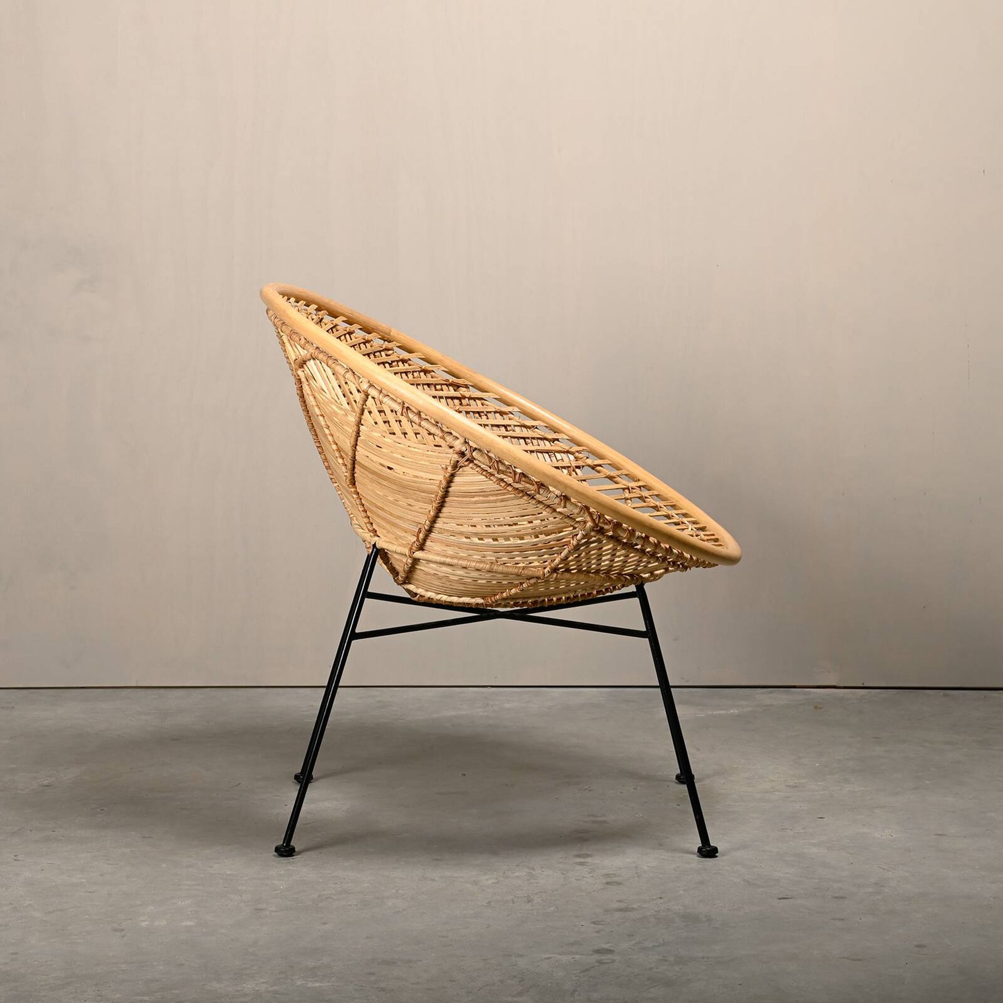 Fauteuil corbeille en rotin et métal noir