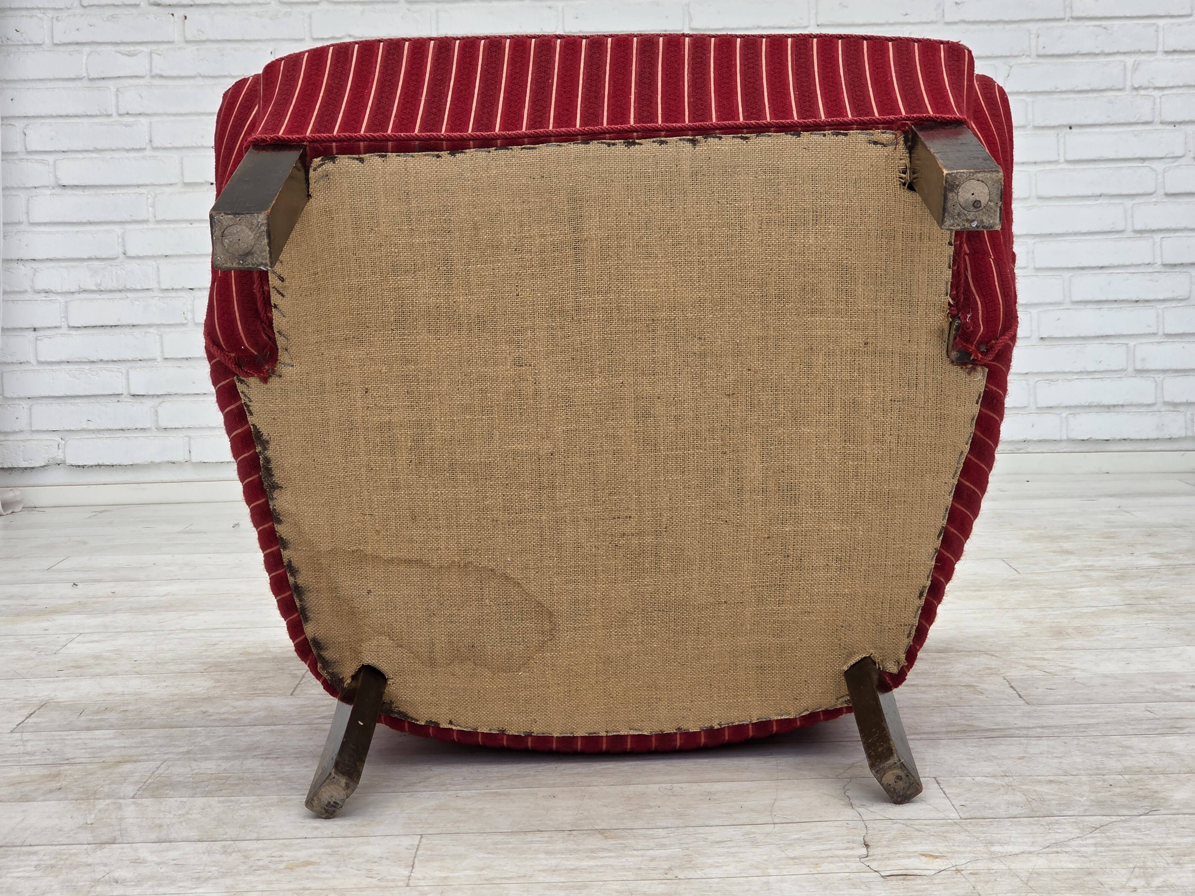 Fauteuil danois des années 1960, en laine de meuble rayée rouge, pieds en bois de chêne.