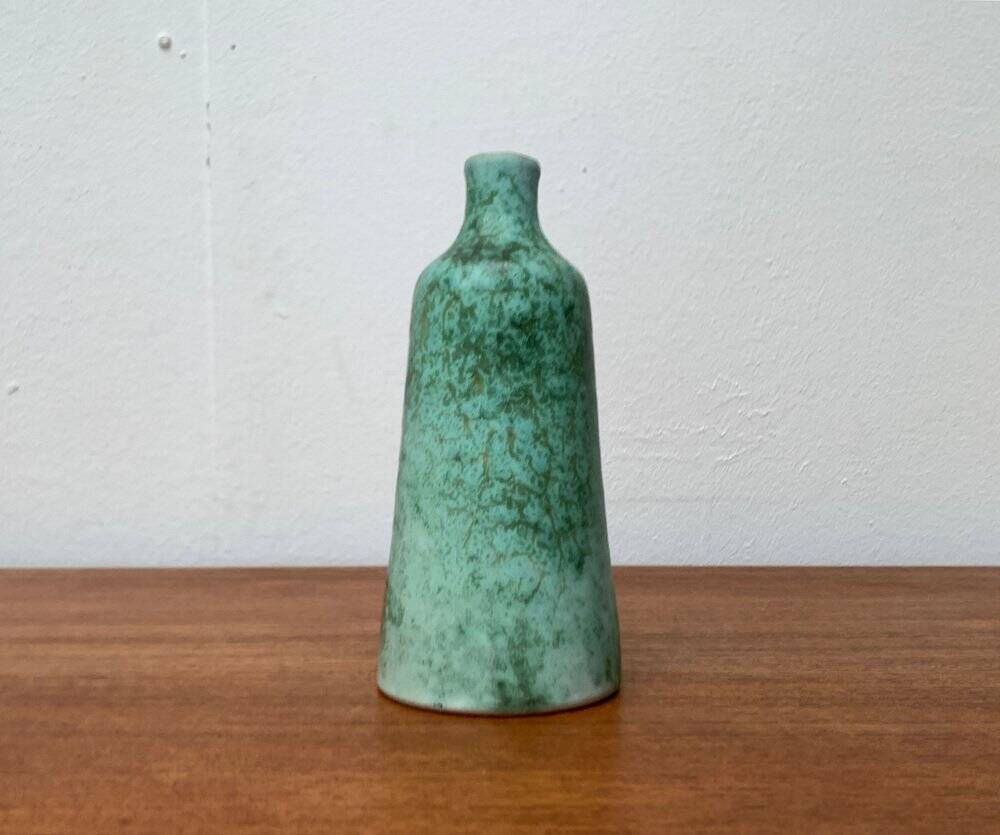 Minimalist ceramic vase carafe from the East German studio GDR by Kerstin and Ralf Unterstab for Kunsttöpferei Unterstab KTU, 1960s.