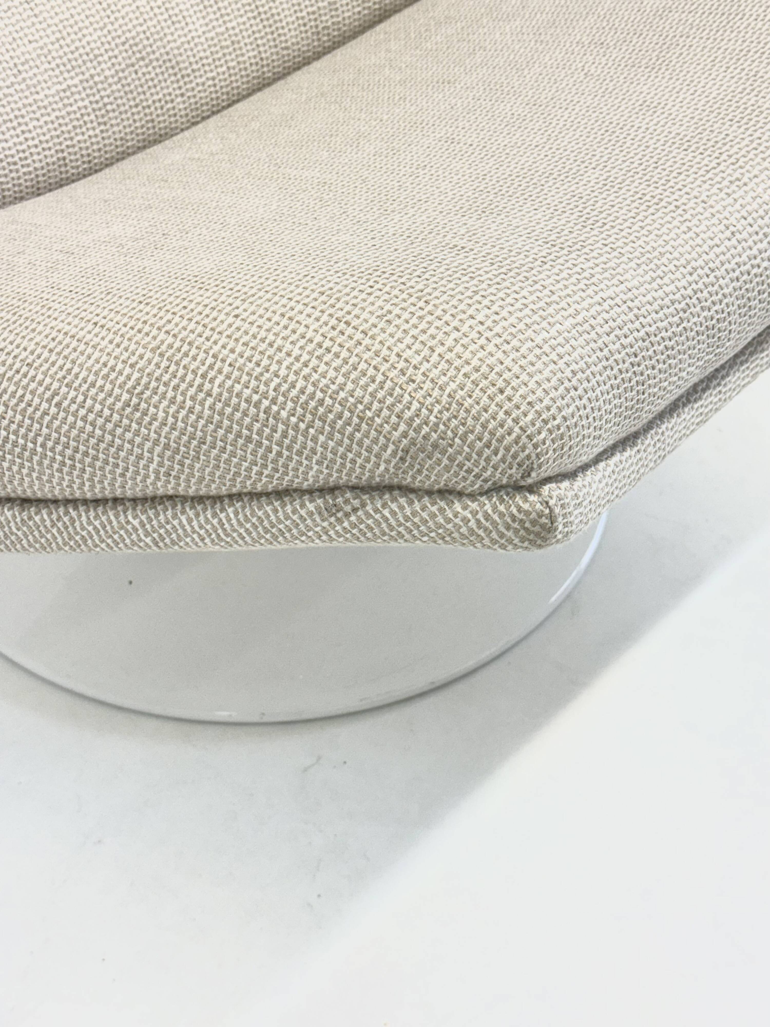 Artifort F511 armchair in cream