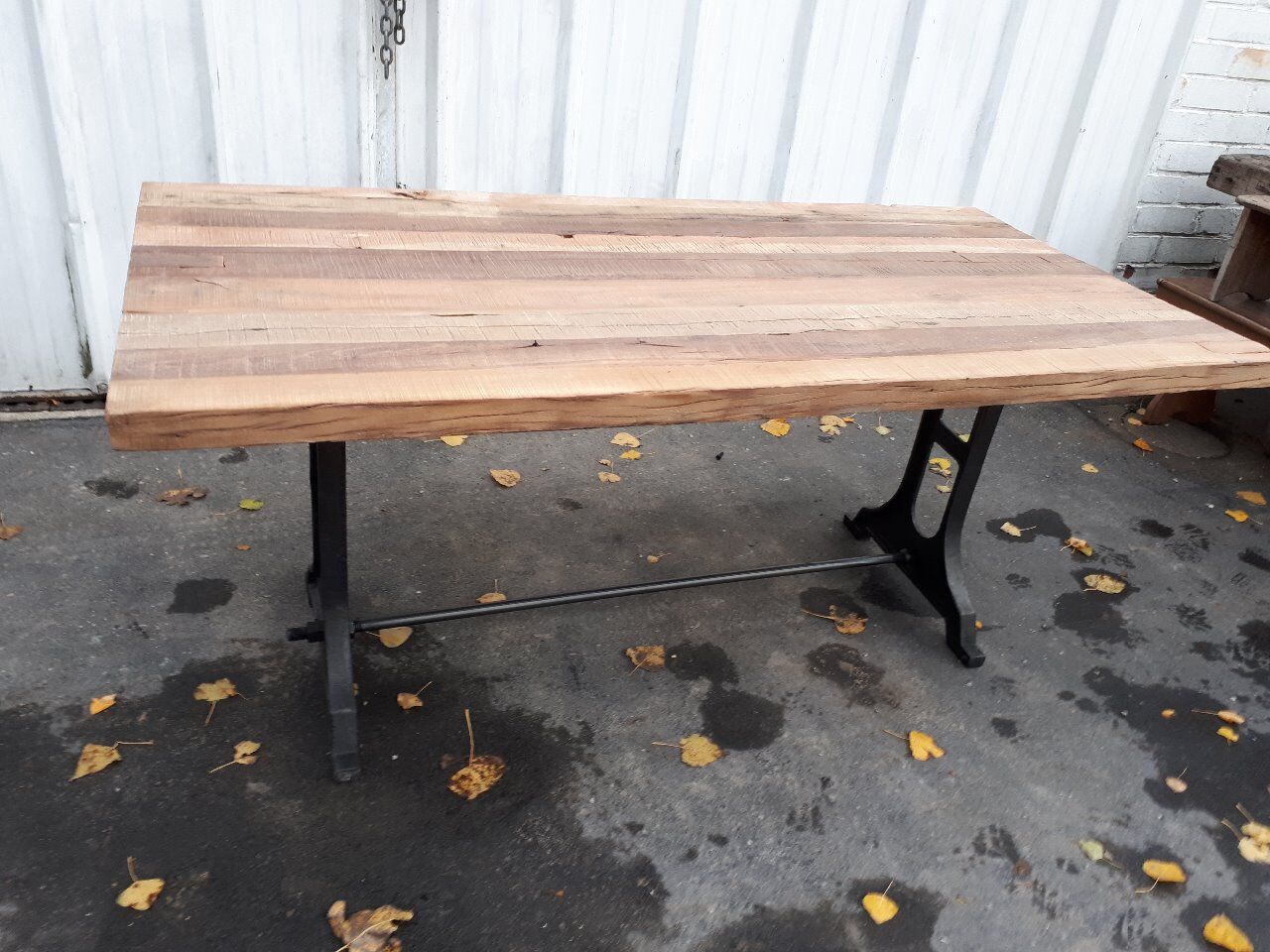 Table design industriel avec superbe piétement en fonte estampillé Singer