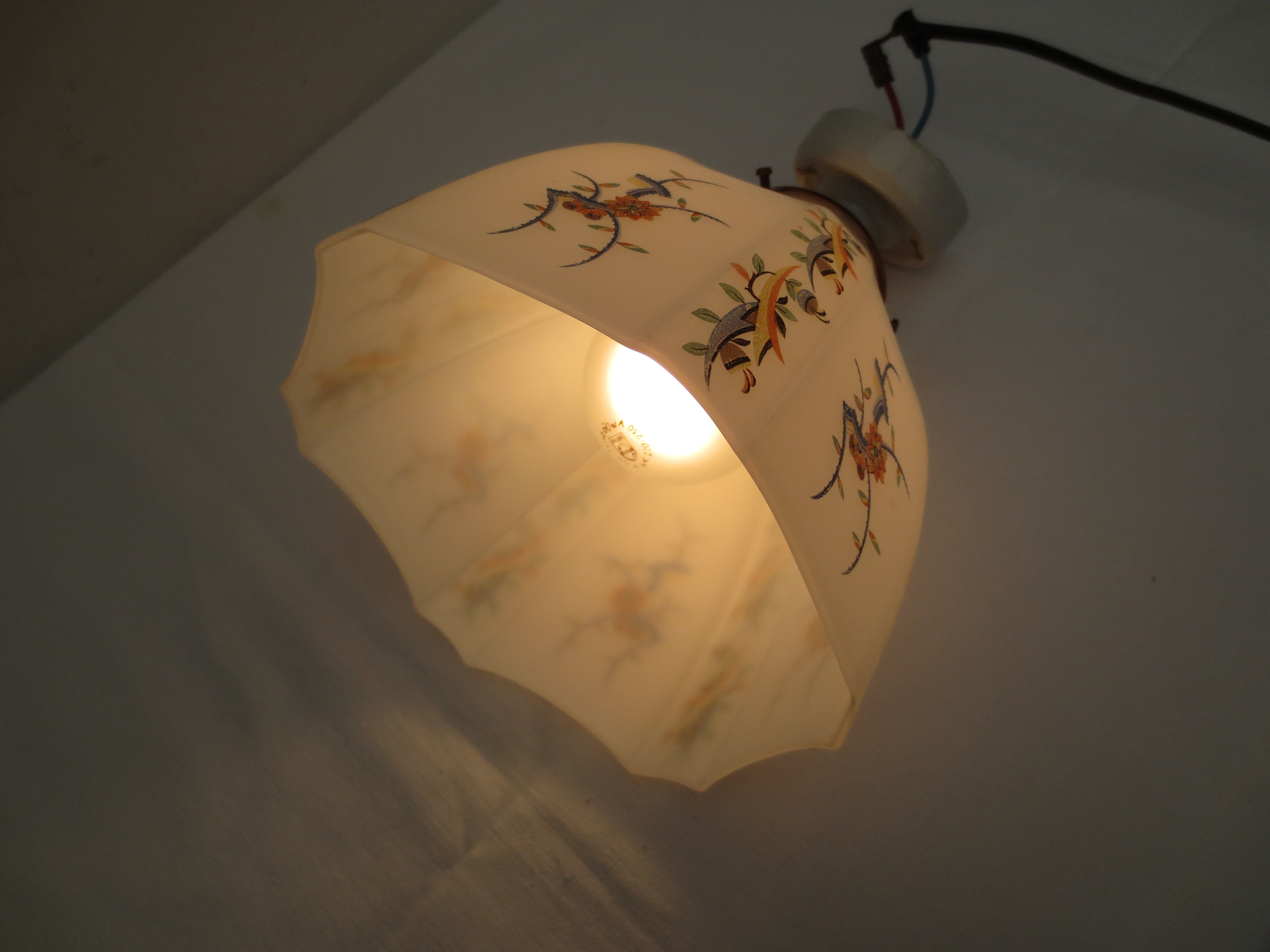 Old wall lamp 45° and its tulip lampshade decorated with flowers