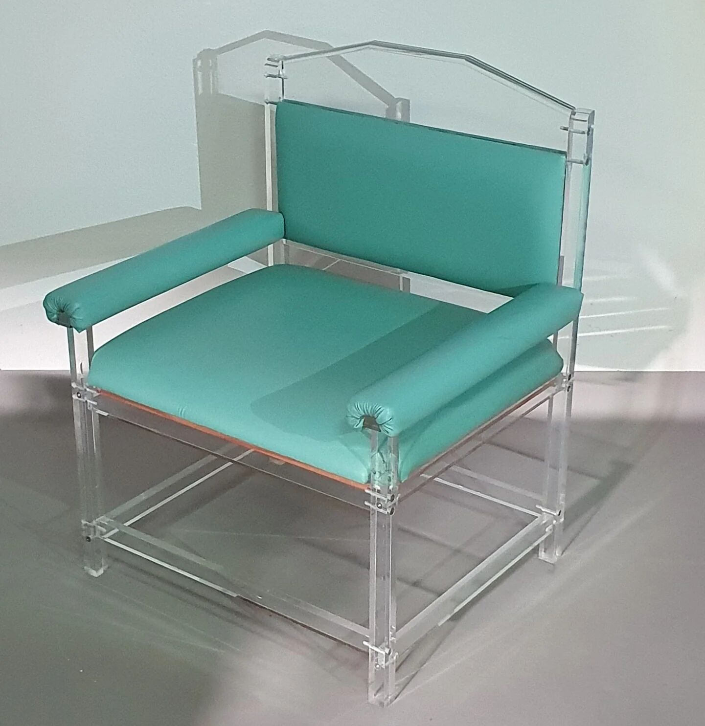 Chaise rare en plexiglas / acrylique / années 80