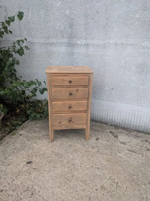 Petite commode.