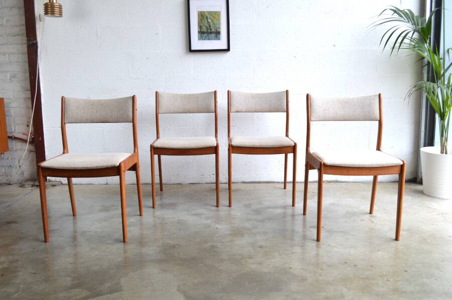 Série de quatre chaises par Johannes Andersen pour Uldum Møbelfabrik