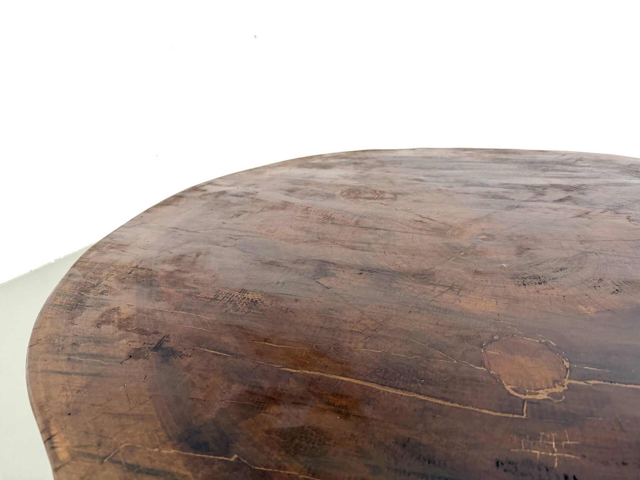 Table basse brutaliste en teck massif, slab monolithique, piètement tripode