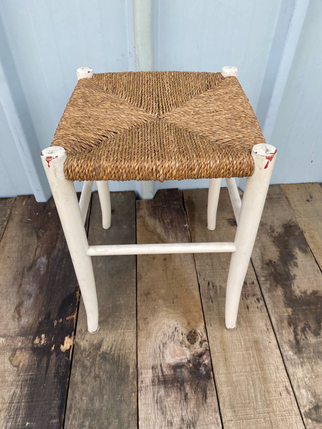Tabouret Ancien en Bois Blanc + Assise Paille Tressée Vintage