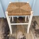 Tabouret Ancien en Bois Blanc + Assise Paille Tressée Vintage