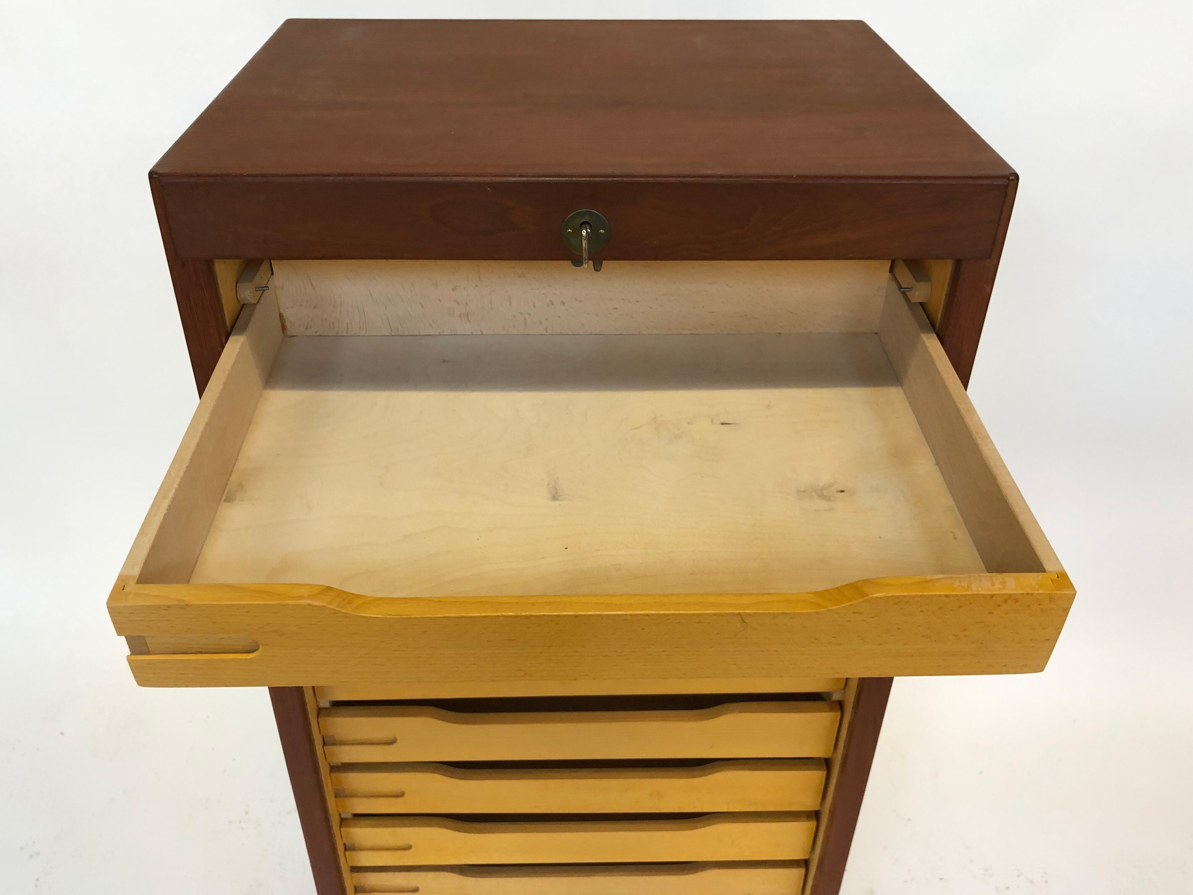 Vintage Danish design cabinet in teak veneer