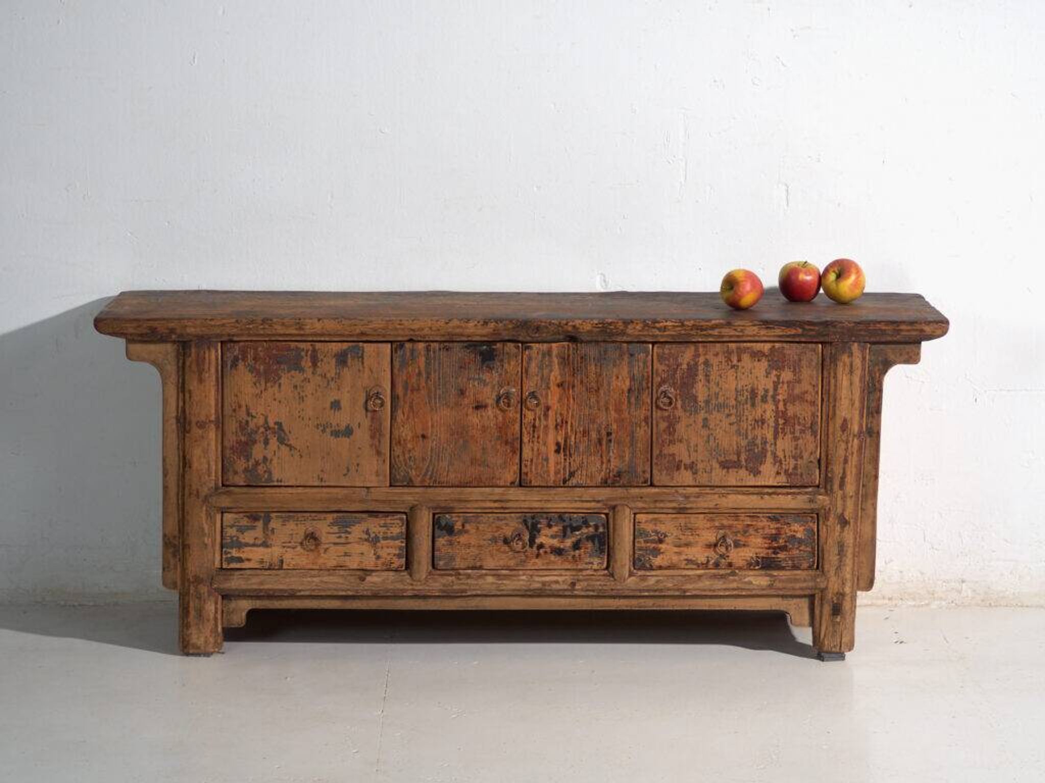 Buffet bas en orme à quatre portes et trois tiroirs – Chine, vers 1930