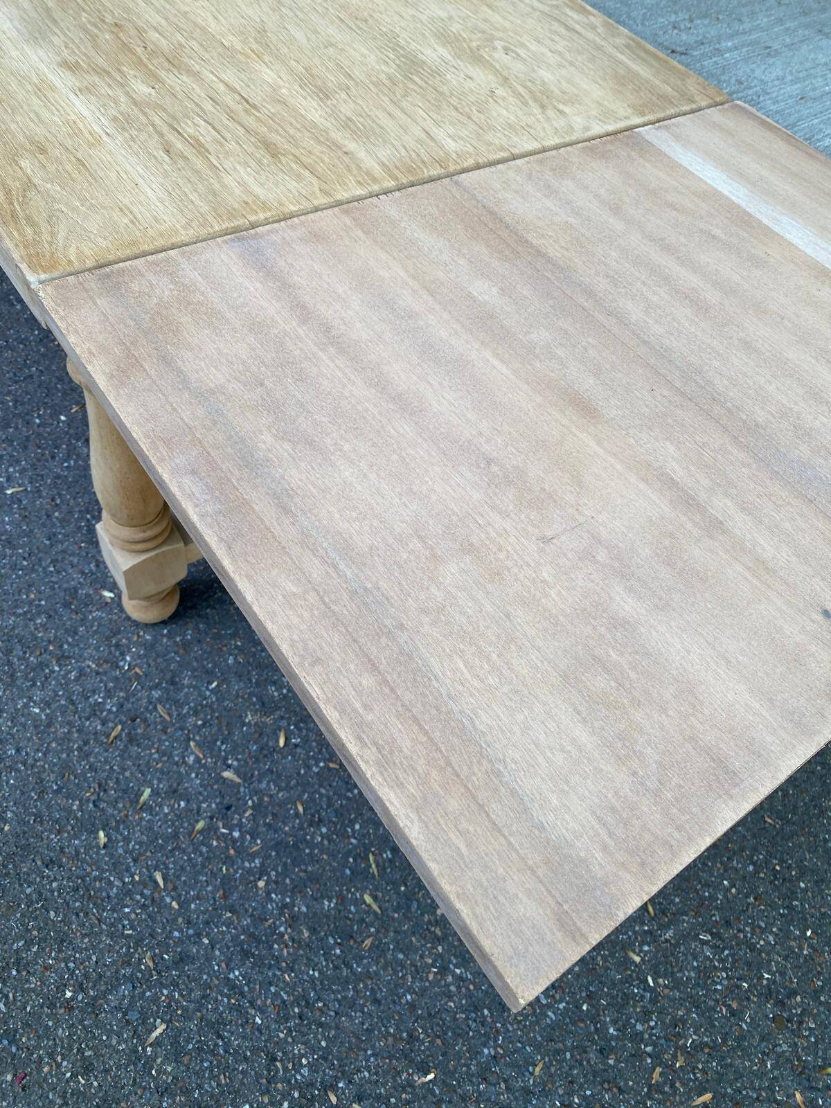 Renovated extendable farmhouse dining table made of solid raw oak from the 1950s.
