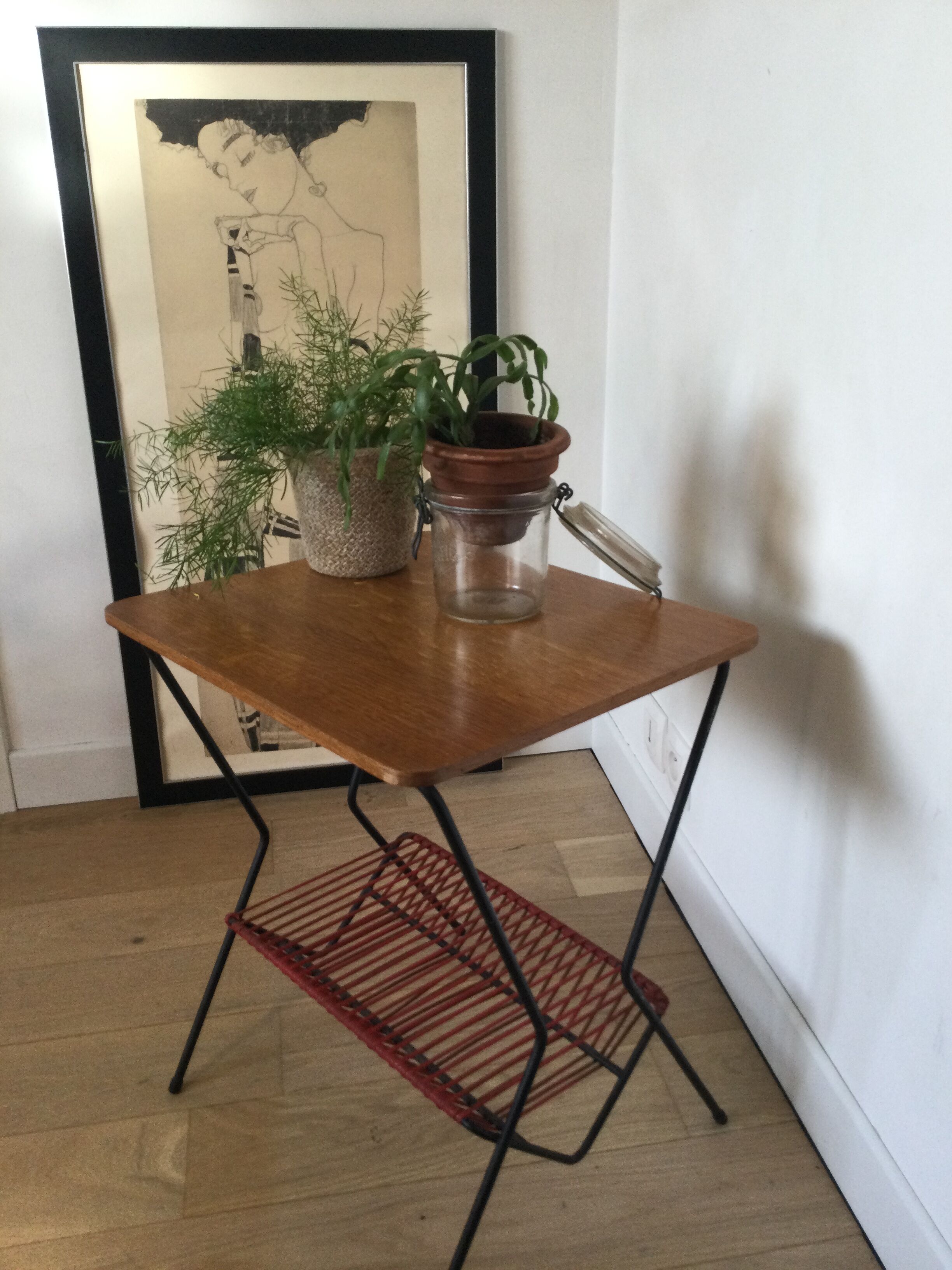 Table bois années 50 avec range vinyles et revues scoubidou
